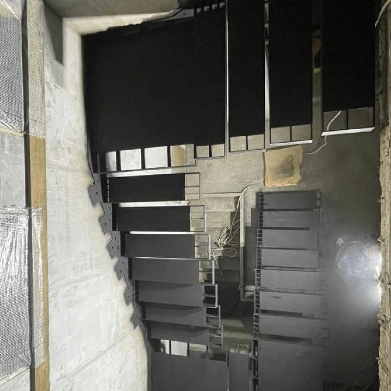 Консольный трехмаршевый каркас лестницы с площадками