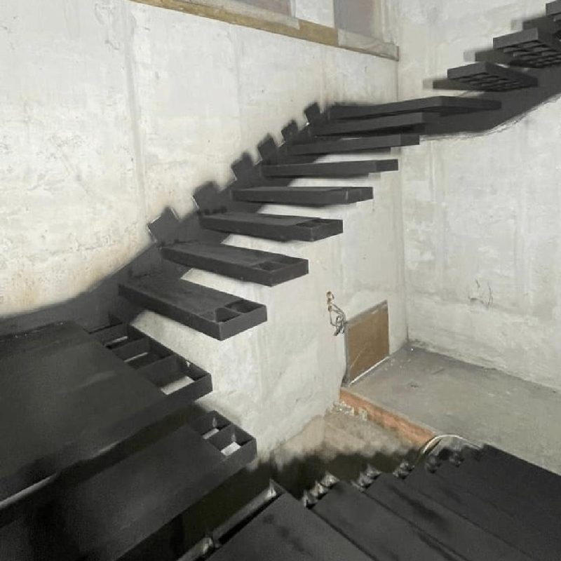 Консольный трехмаршевый каркас лестницы с площадками