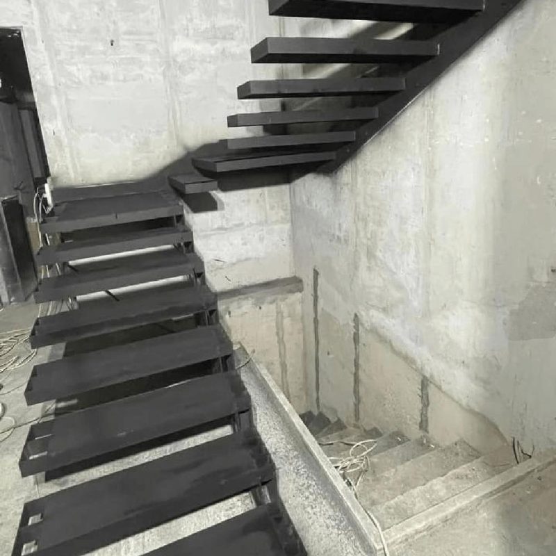 Консольный трехмаршевый каркас лестницы с площадками