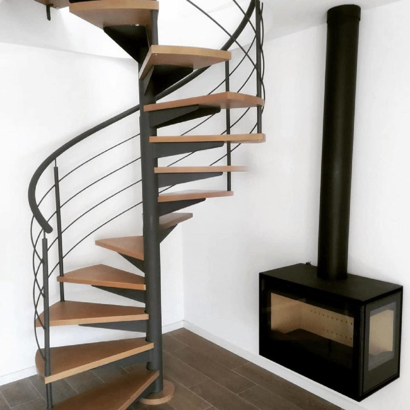 Круговая лестница на второй этаж в частном доме