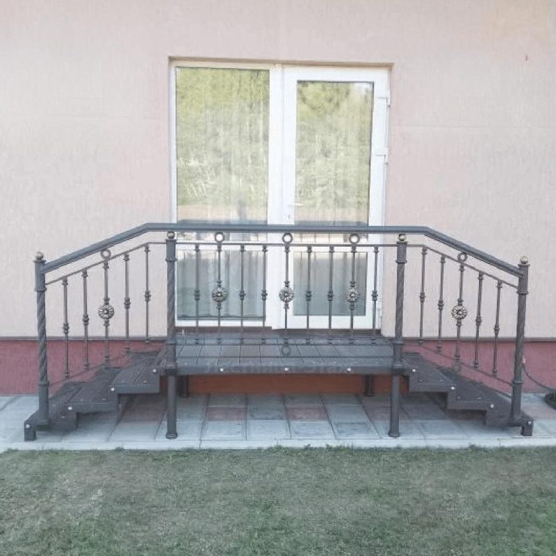 Крыльцо с двумя лестницами