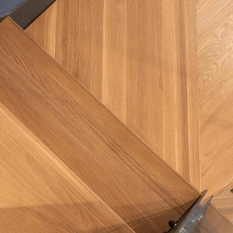 Лестница на металлической тетиве с дубовыми ступенями и стеклом