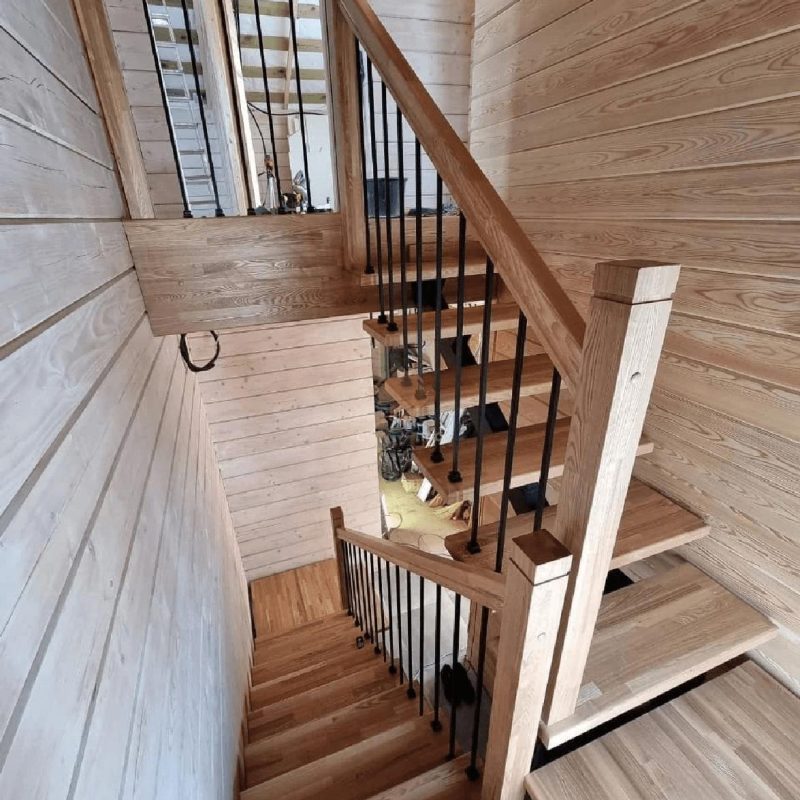 Лестница на монокосоуре на 270 градусов со ступенями из ясеня