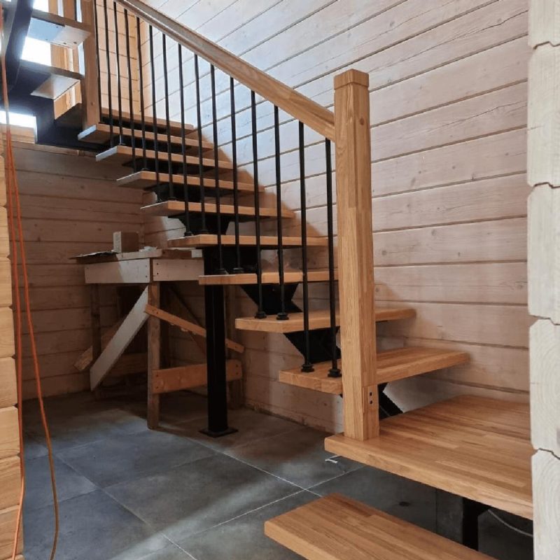 Лестница на монокосоуре на 270 градусов со ступенями из ясеня