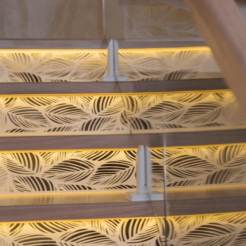 Лестница на монокосоуре с ясенем, стеклом и подсветкой