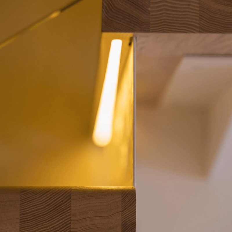 Лестница на монокосоуре с ясенем, стеклом и подсветкой