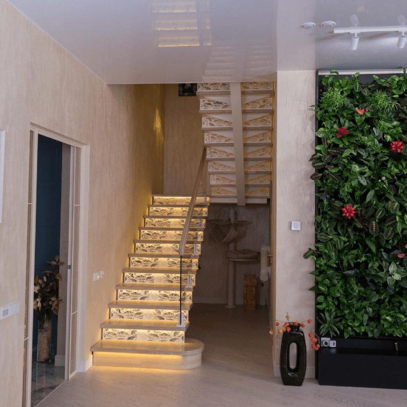 Лестница на монокосоуре с ясенем, стеклом и подсветкой