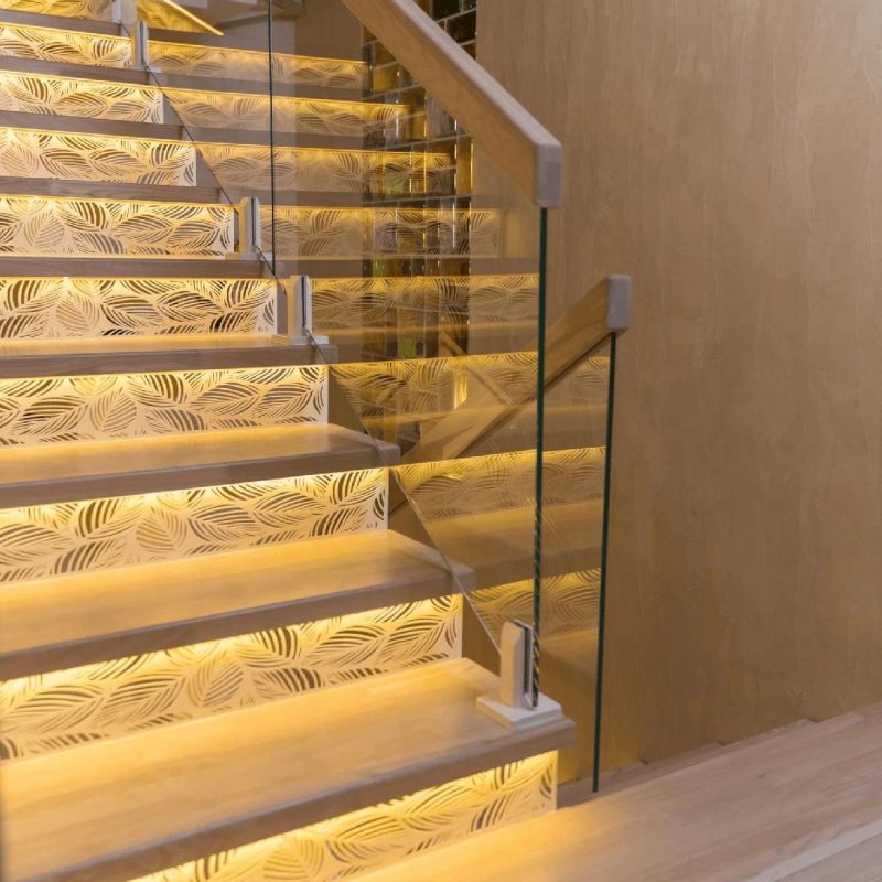 Лестница на монокосоуре с ясенем, стеклом и подсветкой