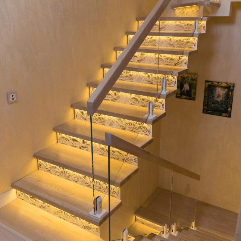 Лестница на монокосоуре с ясенем, стеклом и подсветкой