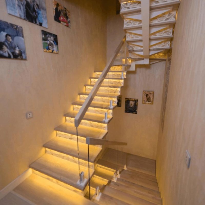 Лестница на монокосоуре с ясенем, стеклом и подсветкой