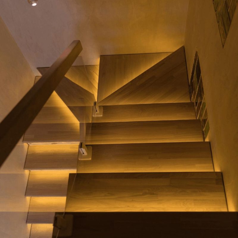 Лестница на монокосоуре с ясенем, стеклом и подсветкой