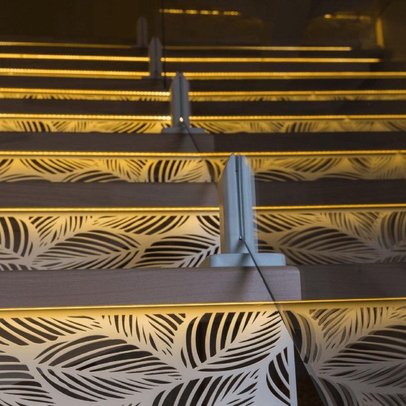 Лестница на монокосоуре с ясенем, стеклом и подсветкой