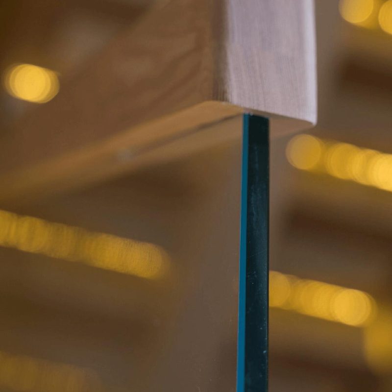 Лестница на монокосоуре с ясенем, стеклом и подсветкой