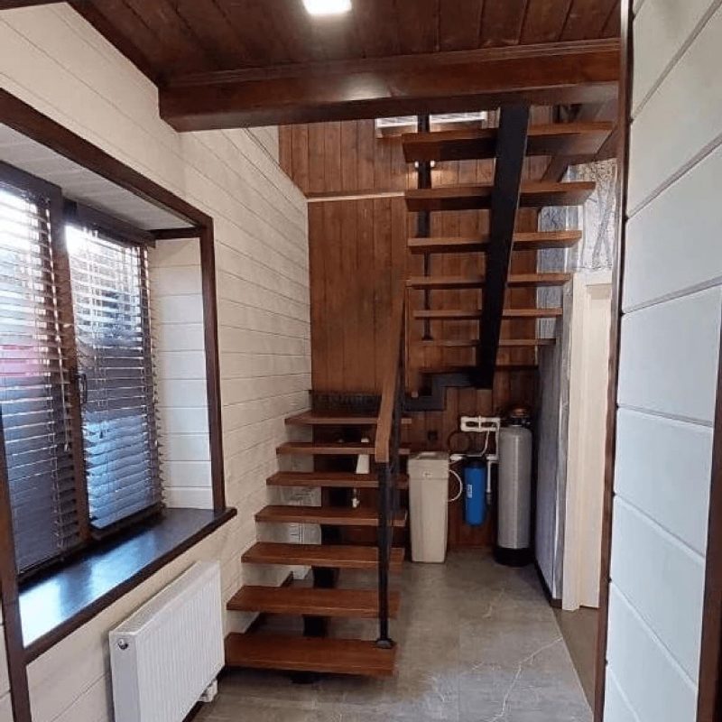 Лестница на монокосоуре со ступенями из дуба и листовым ограждением