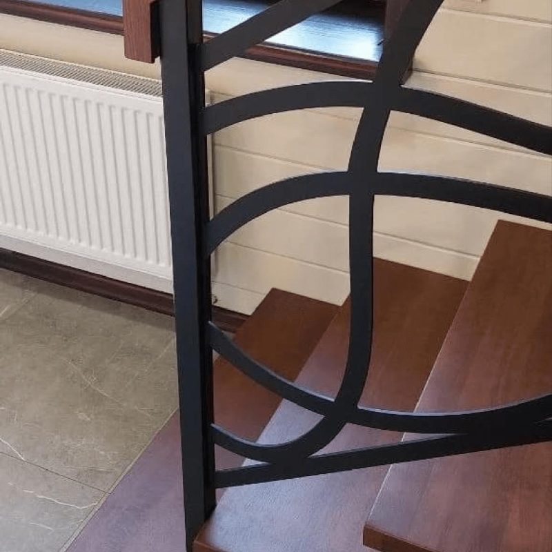 Лестница на монокосоуре со ступенями из дуба и листовым ограждением