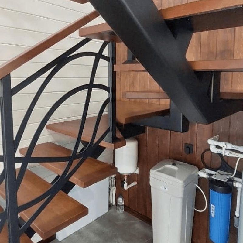 Лестница на монокосоуре со ступенями из дуба и листовым ограждением