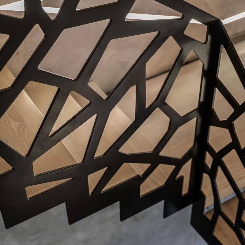 Металлическая лестница с тетивой Зигзаг