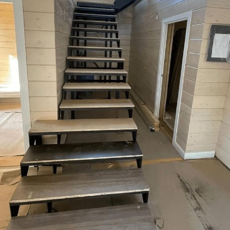 Металлический каркас Г образной забежной лестницы с длинным нижним маршем