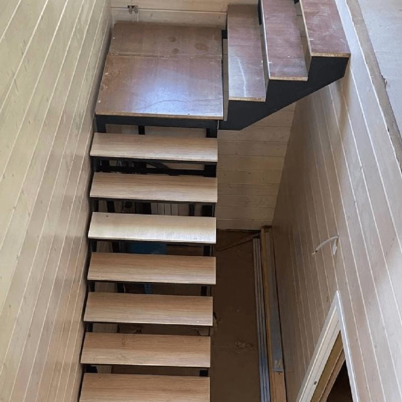 Металлический каркас Г образной забежной лестницы с длинным нижним маршем