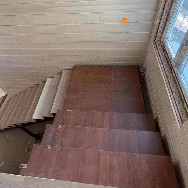 Металлический каркас Г образной забежной лестницы с длинным нижним маршем