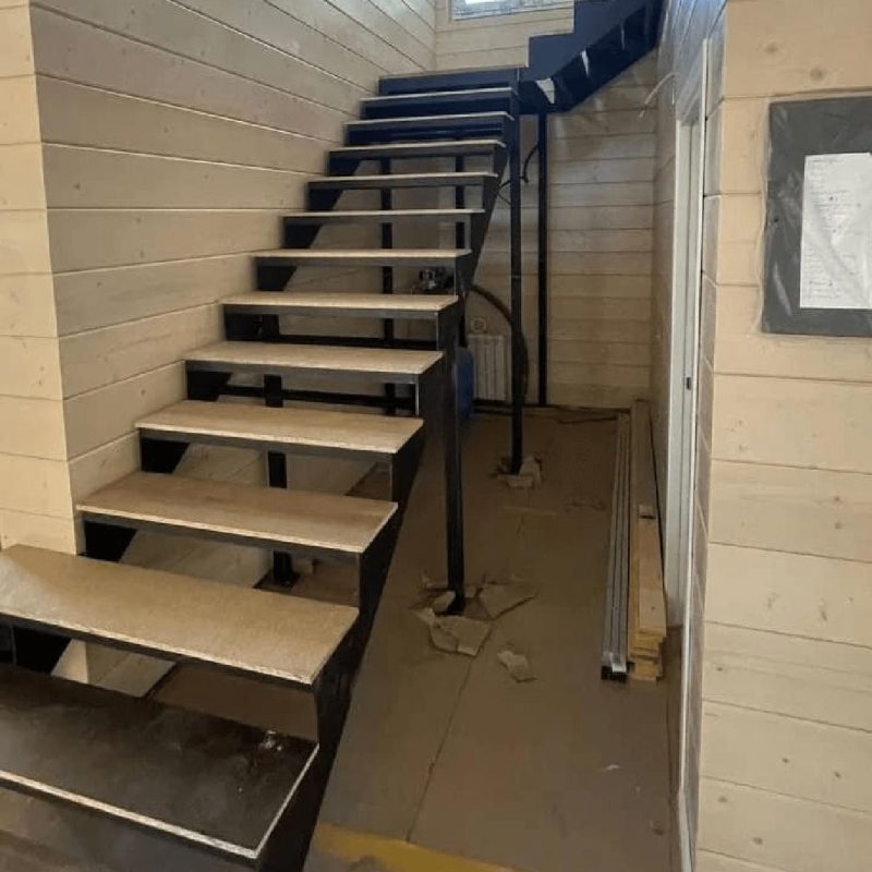 Металлический каркас Г образной забежной лестницы с длинным нижним маршем