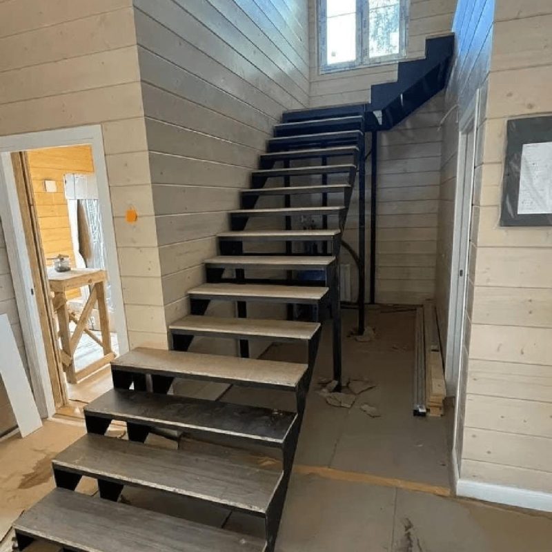 Металлический каркас Г образной забежной лестницы с длинным нижним маршем