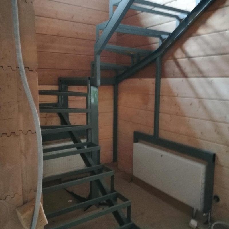 Металлический каркас лестницы с поворотом на 180 градусов