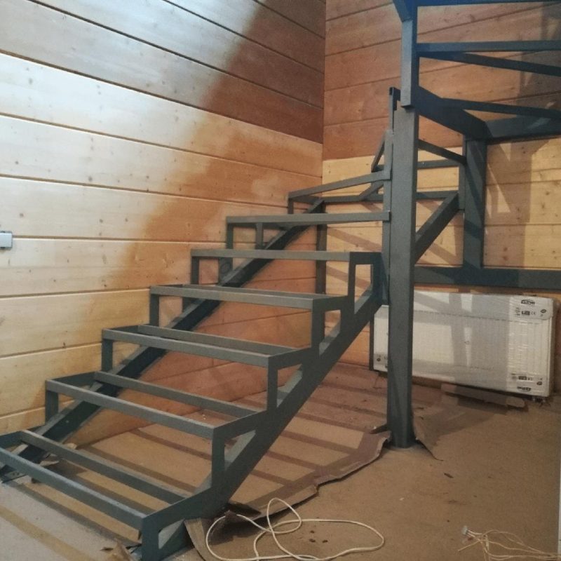 Металлический каркас лестницы с поворотом на 180 градусов