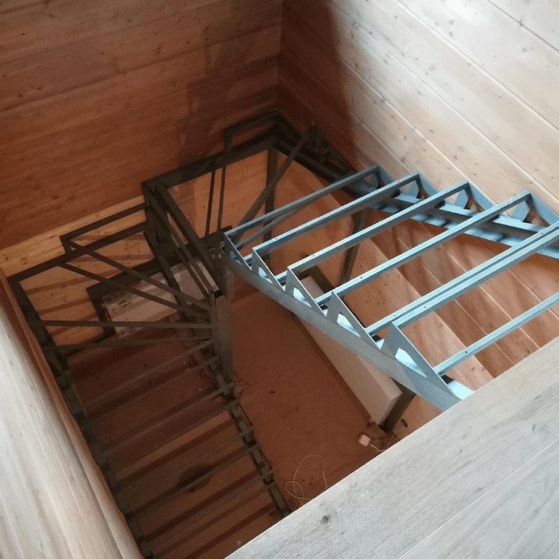 Металлический каркас лестницы с поворотом на 180 градусов