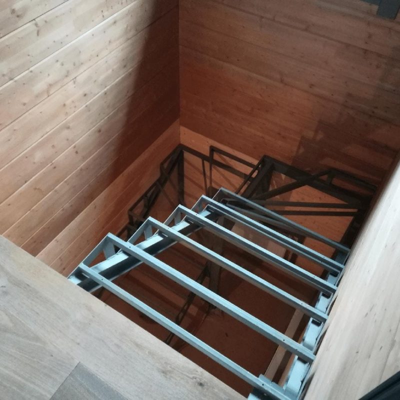 Металлический каркас лестницы с поворотом на 180 градусов