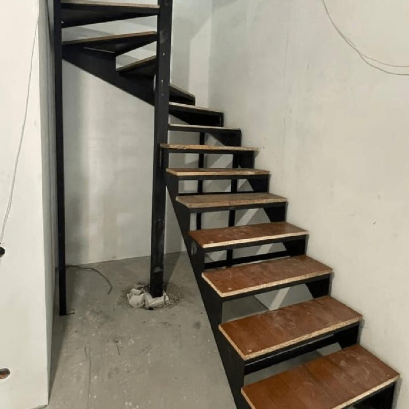 Металлокаркас лестницы с 7 забежными ступенями на повороте