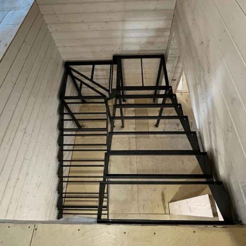 Металлокаркас лестницы с площадкой и забежными ступенями