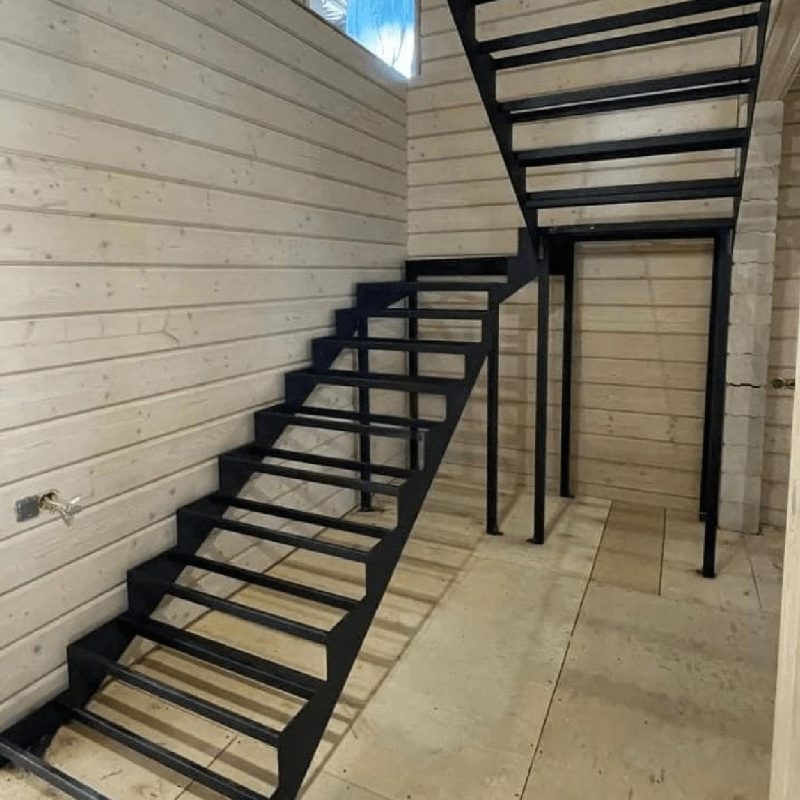 Металлокаркас лестницы с площадкой и забежными ступенями