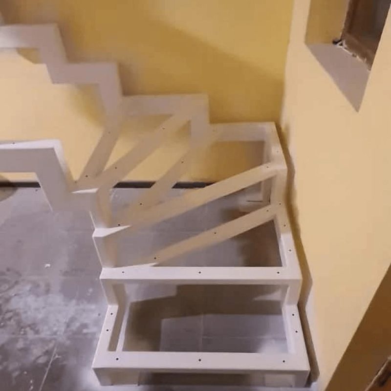 Металлокаркас прямой лестницы на стереокосоуре с поворотом на 90 градусов