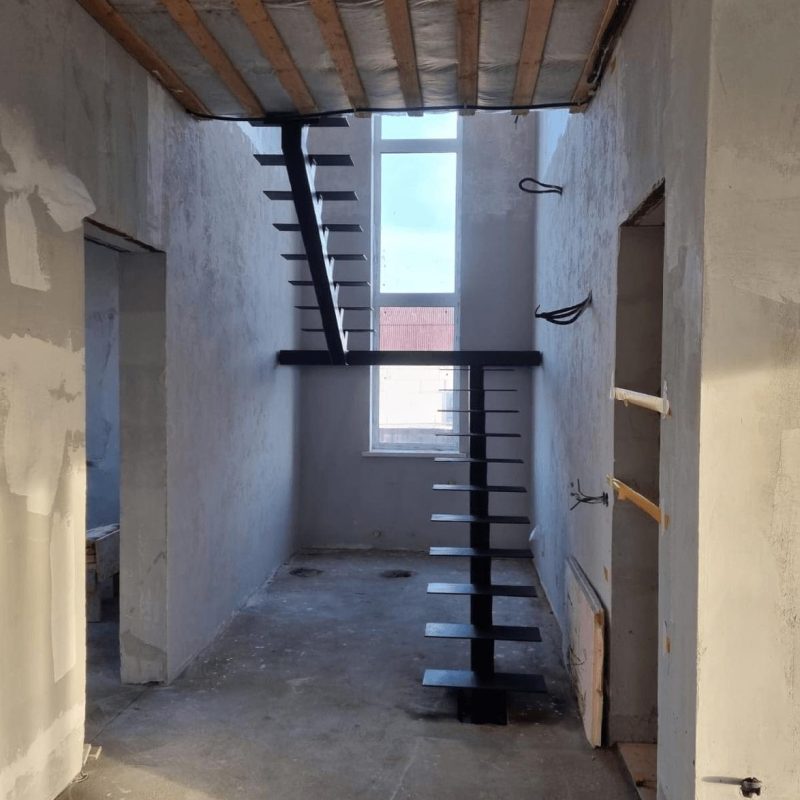 Монокосоур из профтрубы с поворотной площадкой на 180 градусов