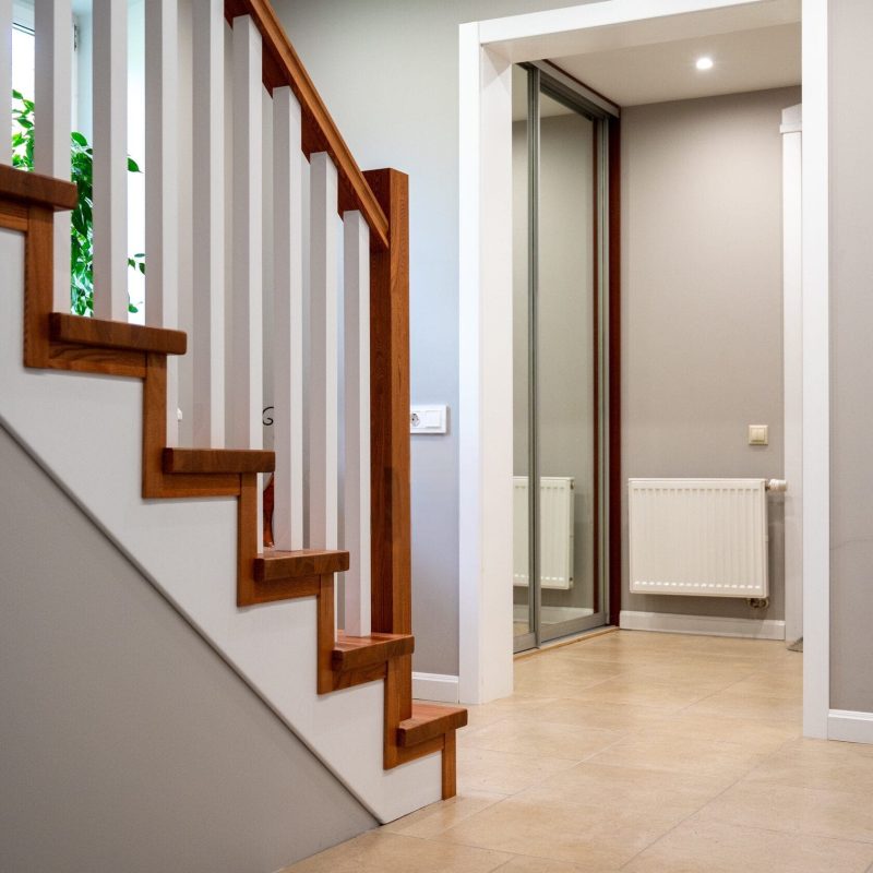 Облицовка Г-образной лестницы на металлокаркасе ясенем