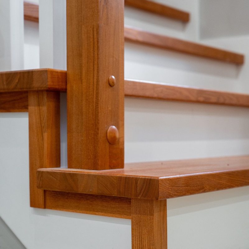 Облицовка Г-образной лестницы на металлокаркасе ясенем