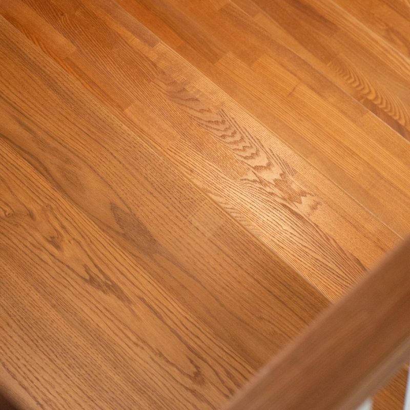 Облицовка Г-образной лестницы на металлокаркасе ясенем