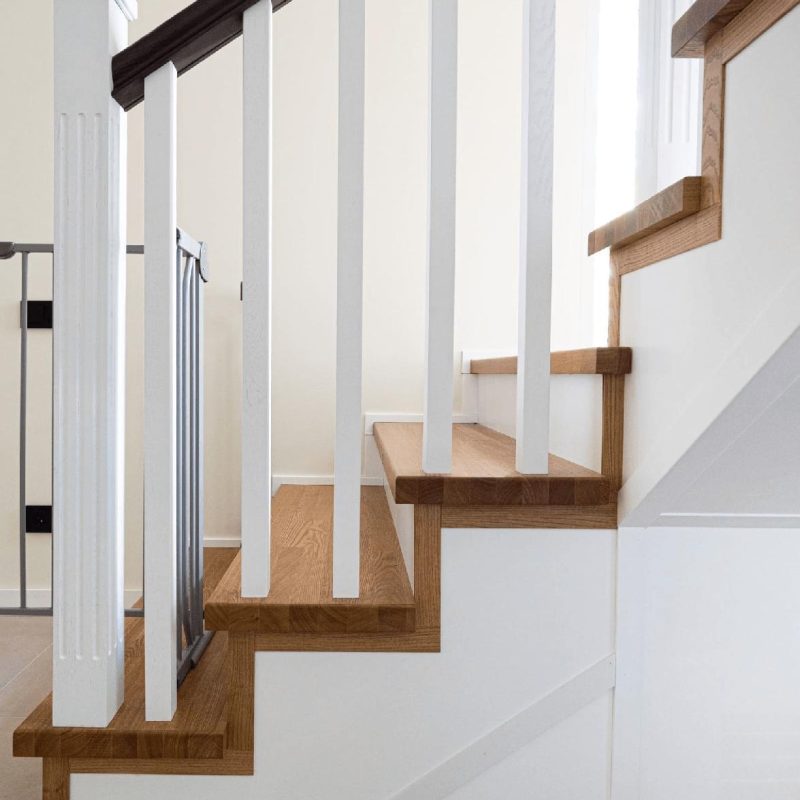 Облицовка Г-образной монолитной лестницы ясенем с калиткой