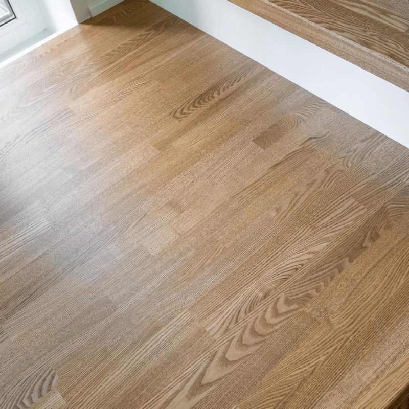 Облицовка Г-образной монолитной лестницы ясенем с калиткой