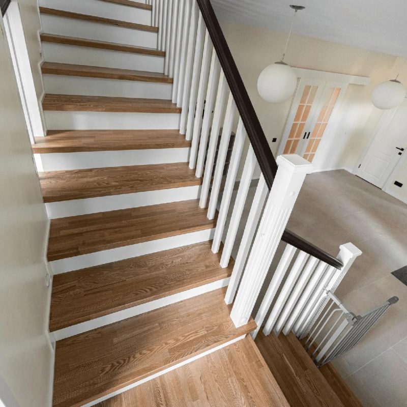 Облицовка Г-образной монолитной лестницы ясенем с калиткой