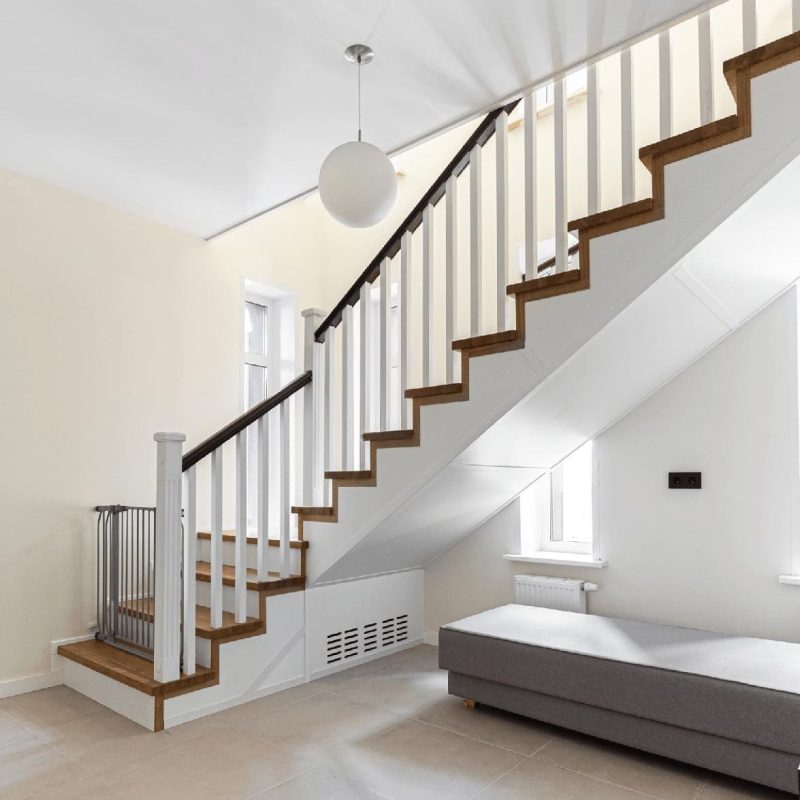 Облицовка Г-образной монолитной лестницы ясенем с калиткой