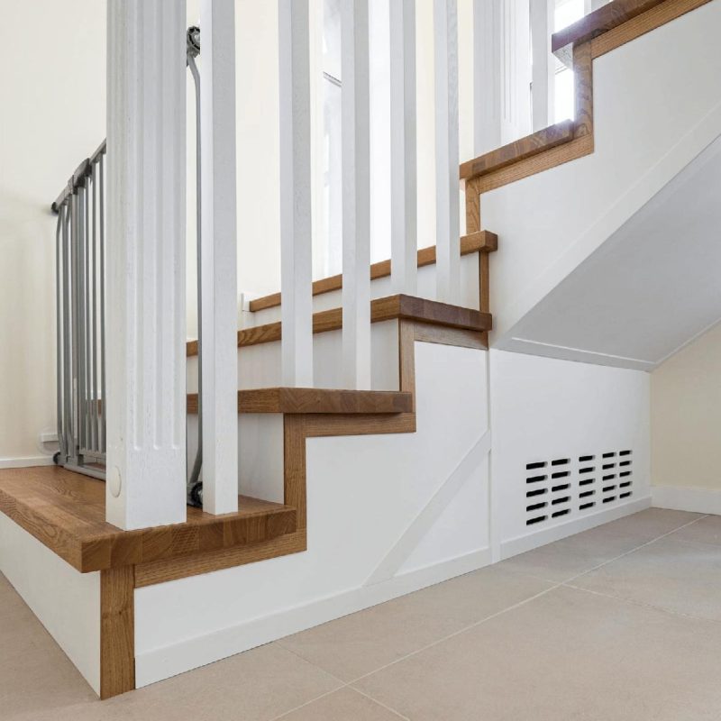 Облицовка Г-образной монолитной лестницы ясенем с калиткой