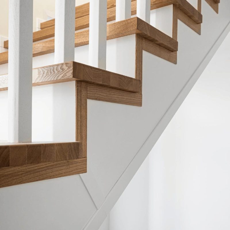 Облицовка Г-образной монолитной лестницы ясенем с калиткой