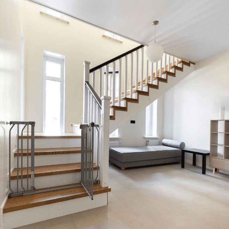 Облицовка Г-образной монолитной лестницы ясенем с калиткой