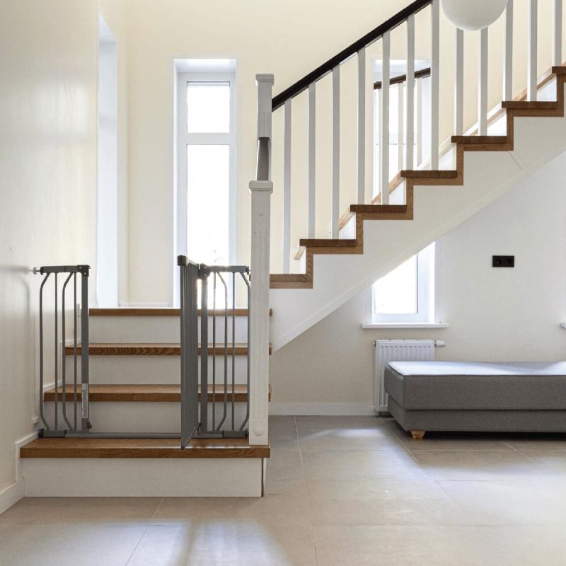 Облицовка Г-образной монолитной лестницы ясенем с калиткой