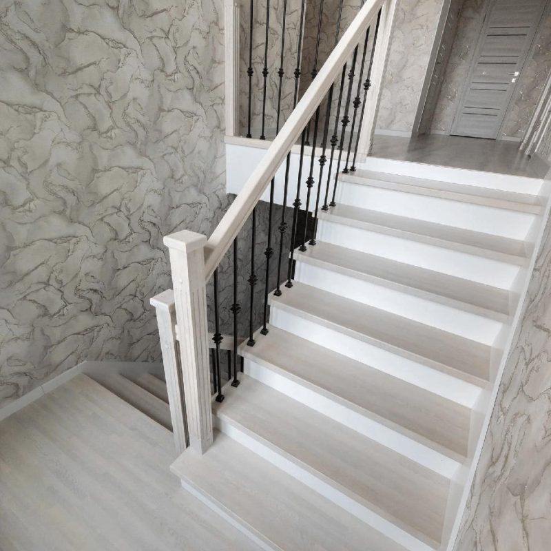 Облицовка бетонной лестницы беленым дубом с доп ступенью на полу