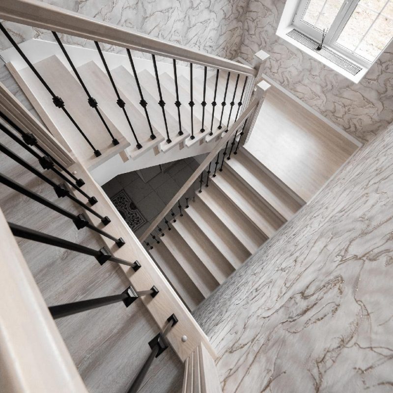 Облицовка бетонной лестницы беленым дубом с доп ступенью на полу