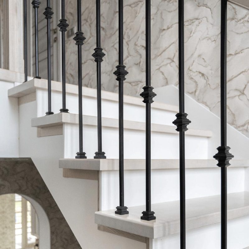 Облицовка бетонной лестницы беленым дубом с доп ступенью на полу