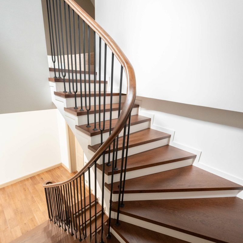 Облицовка лестницы шпоном с гнутым поручнем